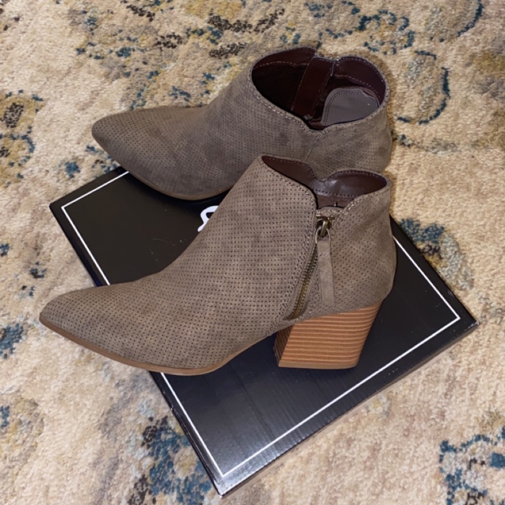 Dark khaki booties ❤️